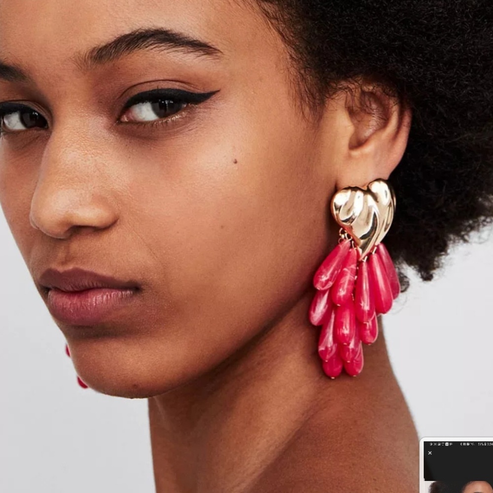 Colar  and gold earrings!